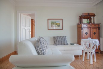 Appartement 12 mit Blick aus dem Bad in das WZ